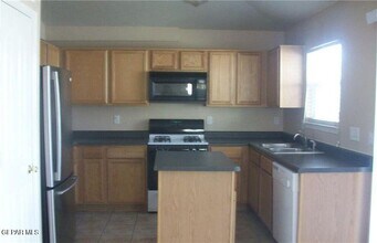 7995 Crescent Moon Ct in El Paso, TX - Building Photo - Building Photo