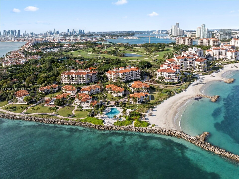 19133 Fisher Island Dr in Miami, FL - Building Photo