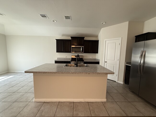 10354 Fort Crockett Trail in Crowley, TX - Foto de edificio - Building Photo