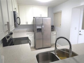 1120 NW 124 Pl-Unit -1120 NW 124th Pl unit 101 in Miami, FL - Building Photo - Building Photo