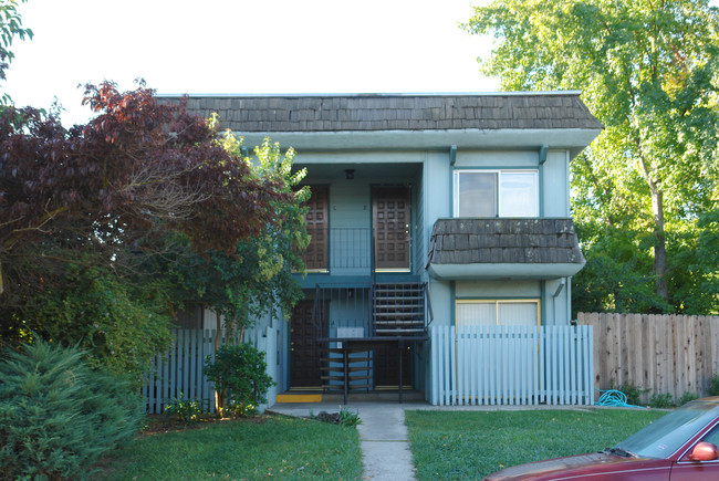 2212 Roselake Ave in Sacramento, CA - Foto de edificio - Building Photo