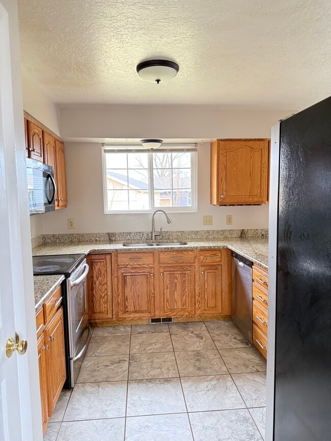 1398 Heather Dr in Layton, UT - Foto de edificio - Building Photo