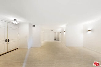 1131 Alta Loma Rd in West Hollywood, CA - Foto de edificio - Building Photo