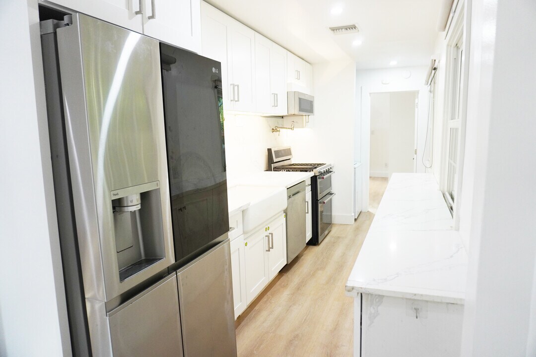 1120 S Barrington Ave in Los Angeles, CA - Building Photo