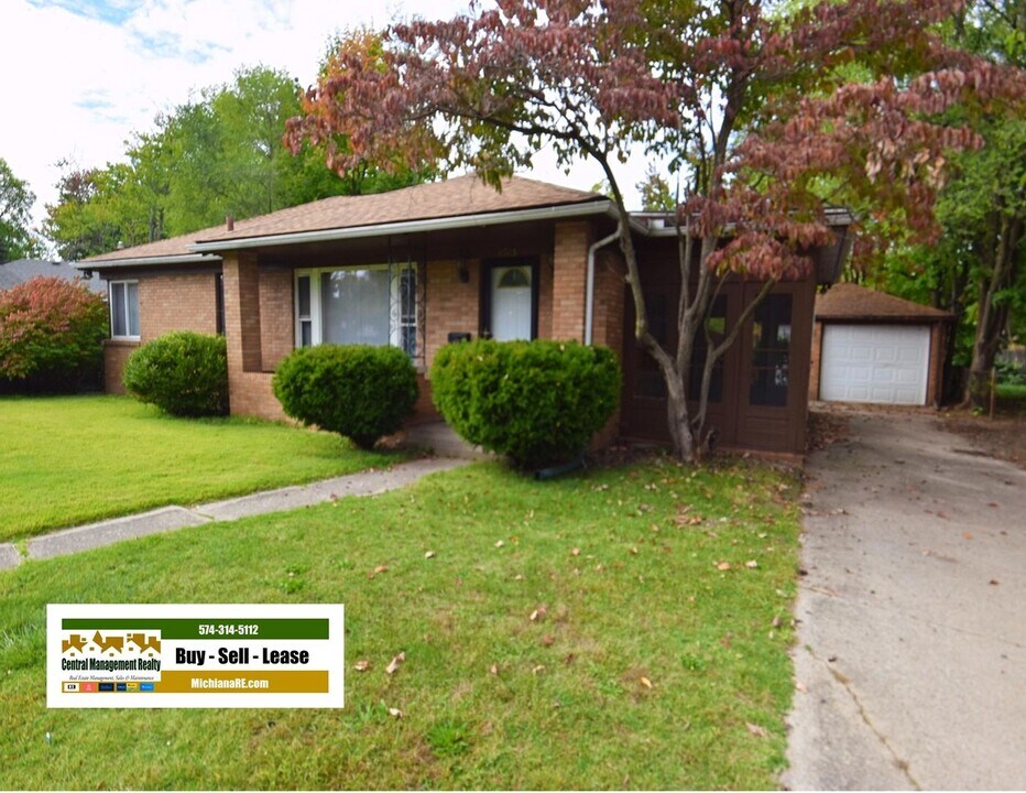 1615 Rockne Dr in South Bend, IN - Building Photo