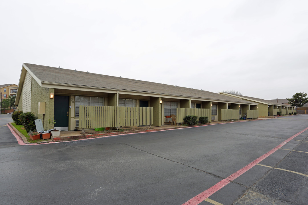 Peppermill Apartments in Arlington, TX - Building Photo