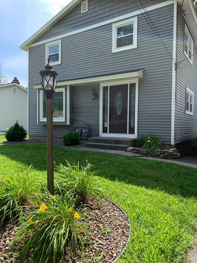 107 Wadsworth Rd, Unit Top Floor