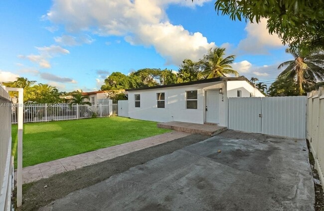 724 Burlington St in Opa Locka, FL - Building Photo - Building Photo