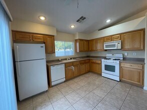 4820 Palm Tree Ct in Las Vegas, NV - Building Photo - Building Photo