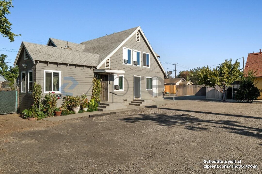 1323 Monterey Ave in Modesto, CA - Building Photo