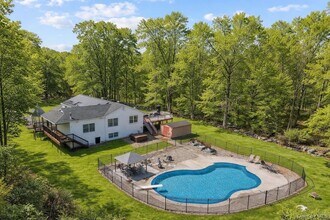 10 Vernon Dr in Carmel, NY - Foto de edificio - Building Photo