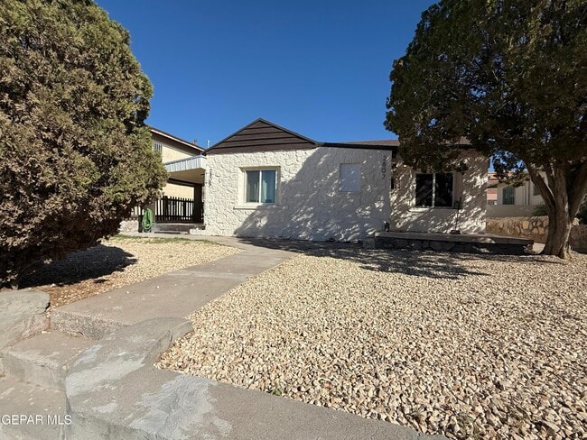 property at 2805 Grant Ave