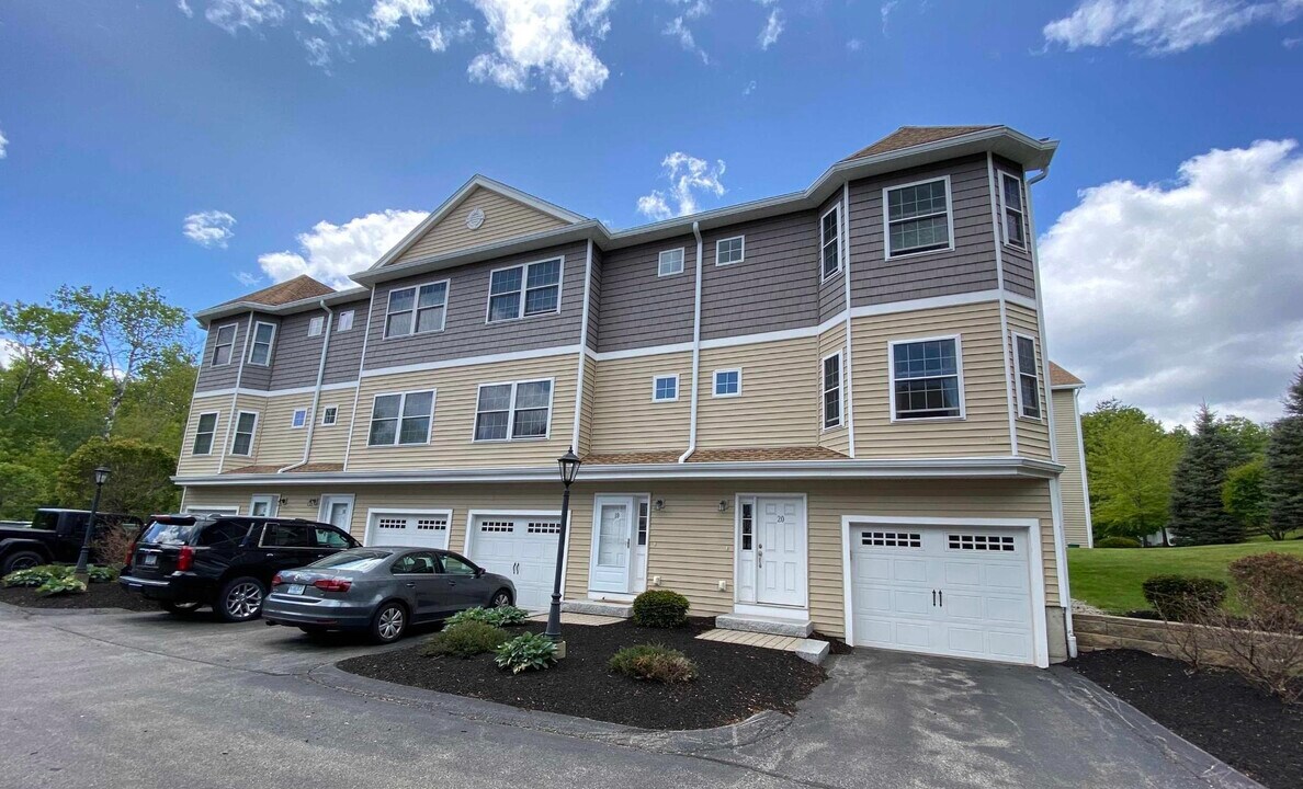 81 N High St in Derry, NH - Building Photo