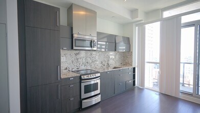 290-2290 Adelaide St W in Toronto, ON - Building Photo - Building Photo