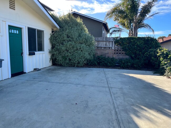 2027 Bayview Ave-Unit -rear in Morro Bay, CA - Foto de edificio - Building Photo