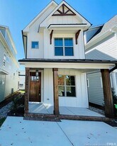 200 E Moore St in Apex, NC - Building Photo