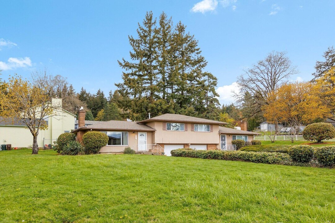 9751 SE Hillcrest Rd in Happy Valley, OR - Building Photo