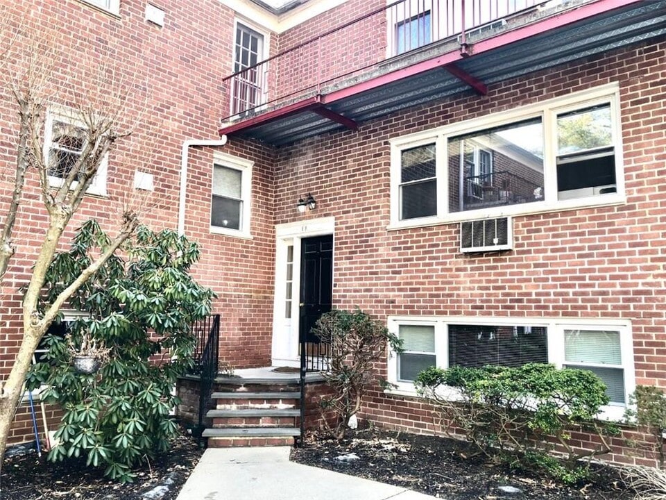 28 Barker St in Mt Kisco, NY - Foto de edificio