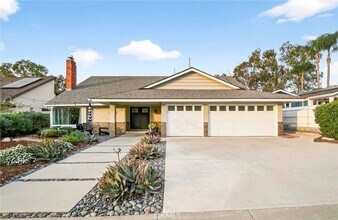 2109 Smokewood Ave in Fullerton, CA - Foto de edificio - Building Photo