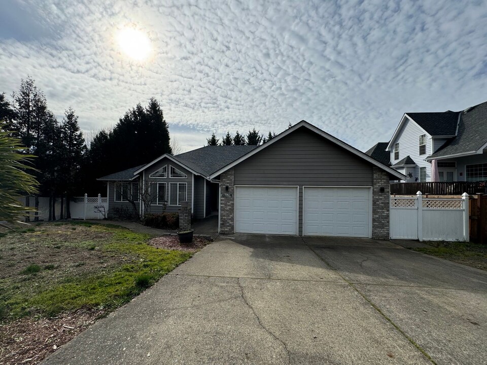 2375 NW Witherspoon Ave in Roseburg, OR - Building Photo