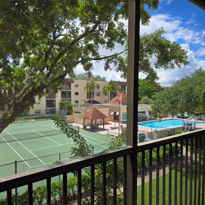 10501 W Broward Blvd in Fort Lauderdale, FL - Building Photo