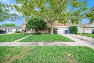 4711 Travertine Dr in Tampa, FL - Building Photo