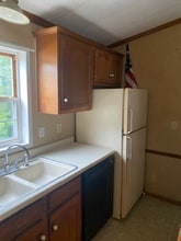 1042 Poquonnock Rd in Groton, CT - Building Photo - Building Photo