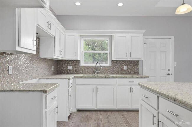 2104 Redbud Ln, Unit 1 in Weslaco, TX - Building Photo - Building Photo