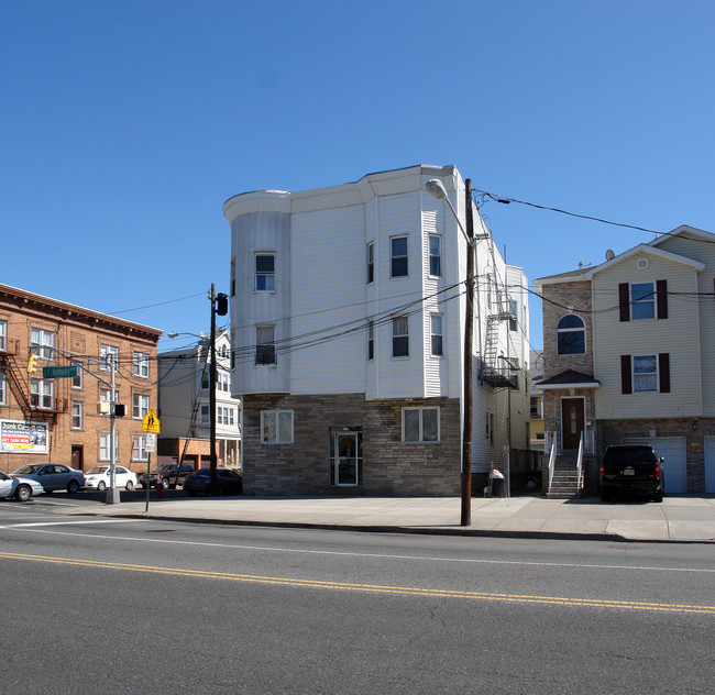 472 Jf Kennedy Blvd in Bayonne, NJ - Building Photo - Building Photo