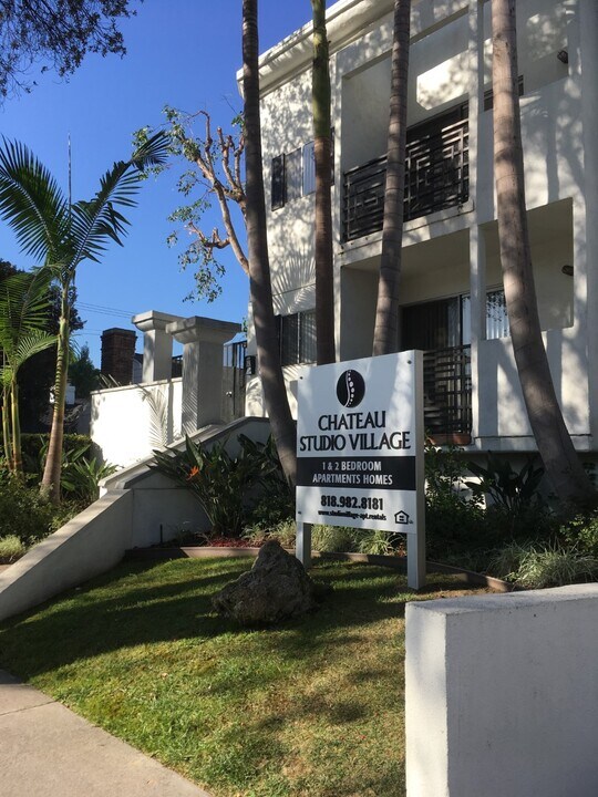 Chateau Studio Village Apartments in North Hollywood, CA - Foto de edificio