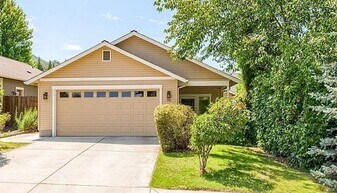 595 Elizabeth Ave in Ashland, OR - Building Photo