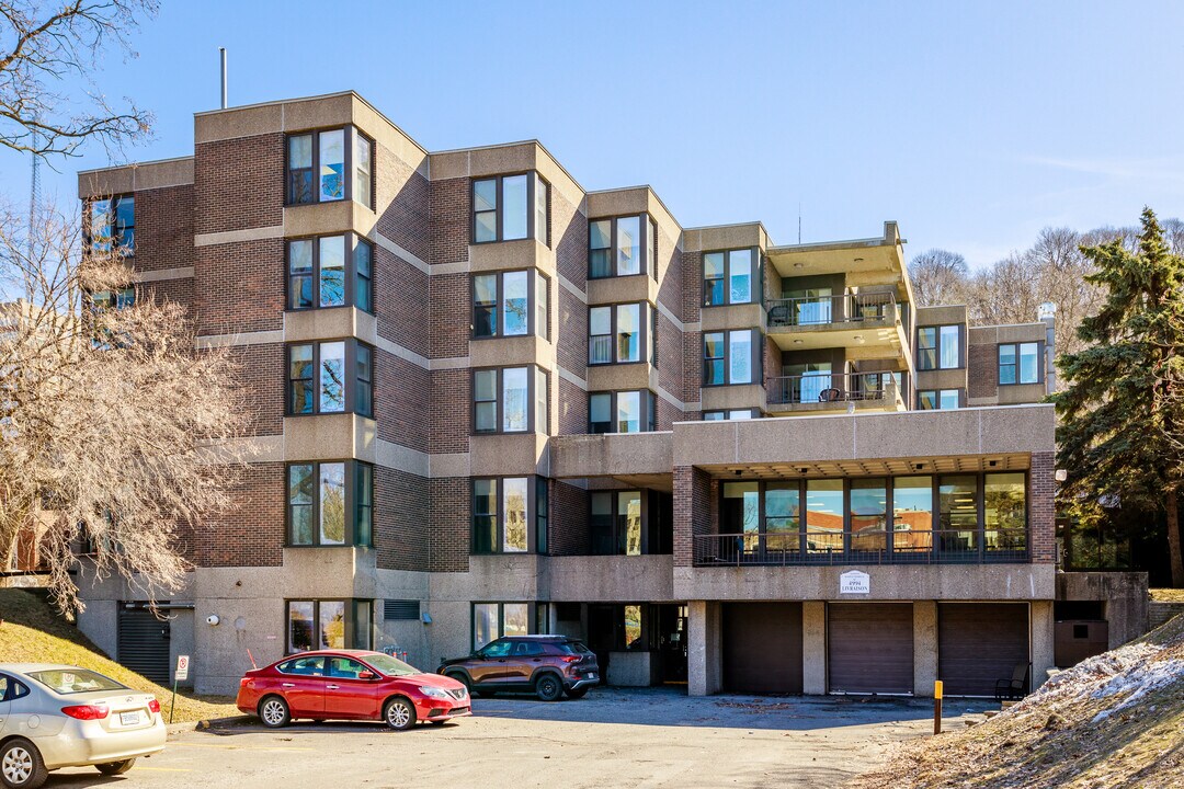 4994 De La Côte-Des-Neiges Ch in Montréal, QC - Building Photo