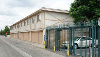 5810 Yolanda Ave in Tarzana, CA - Foto de edificio - Building Photo