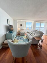 501 Slaters Ln, Unit 603 in Alexandria, VA - Foto de edificio - Building Photo