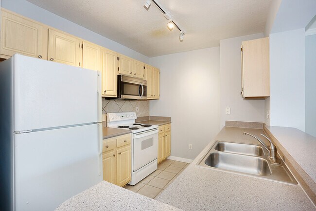 2665 SW 37th Ave, Unit 610 in Miami, FL - Foto de edificio - Building Photo