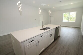 1377 Harper Blvd SW in Palm Bay, FL - Foto de edificio - Building Photo