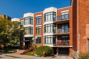 11 Hillside Av in Westmount, QC - Building Photo