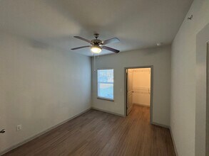 950 FM2001 in Buda, TX - Foto de edificio - Building Photo