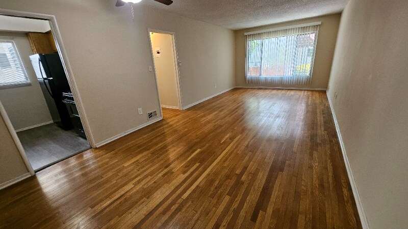 8315 Clinton Ave in West Hollywood, CA - Building Photo