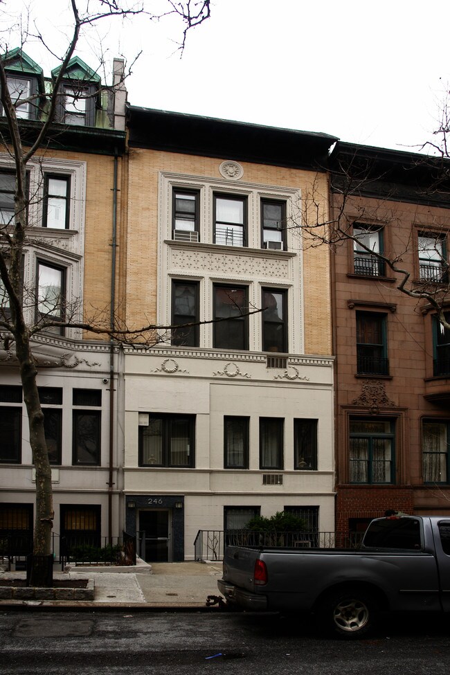 246 W 71st St in New York, NY - Building Photo - Building Photo