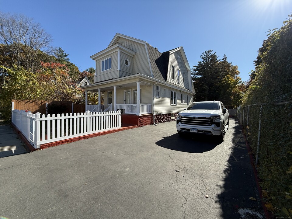 5 Farmington Ave-Unit -2 in Waterbury, CT - Building Photo