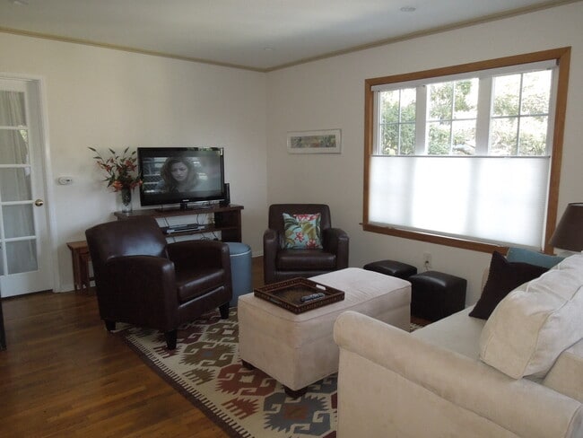 2408 - 2416 1/2 N. Beachwood Dr