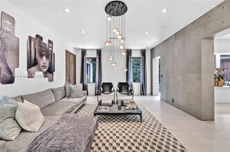 725 W 49th St in Miami Beach, FL - Building Photo - Building Photo