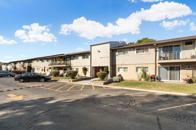 850 E Old Willow Rd in Prospect Heights, IL - Building Photo - Building Photo