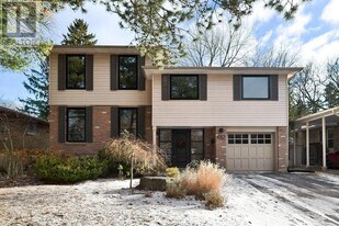 482 Anthony Dr in Oakville, ON - Building Photo