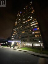 725 Don Mills Rd. in Toronto, ON - Building Photo