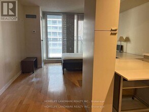 111 Elizabeth St in Toronto, ON - Building Photo - Building Photo
