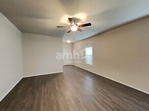 719 Red Barn Bnd in New Braunfels, TX - Foto de edificio - Building Photo