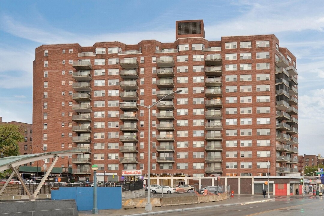 85-15 Main St in Queens, NY - Building Photo