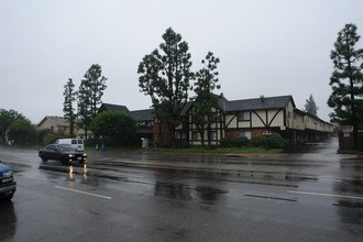 Devon Tower Apartment in Chatsworth, CA - Building Photo - Building Photo